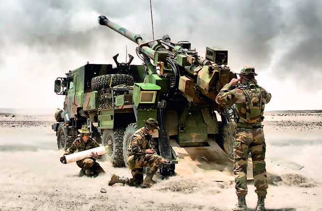 凯萨自走炮系统搭载155厘米52倍径火炮，车上备有18发炮弹，通常由5名乘员操作，但如果有必要，凯萨可以只由3名组员操作。（Nexter）