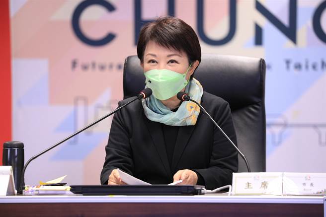 台中市长卢秀燕今天宣布绩优运动选手培训奖助金农历春节前全数入帐。（张亦惠摄）