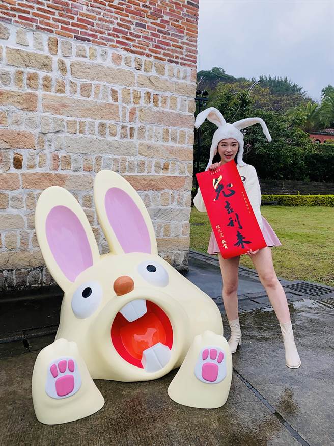 春節將至，淡水古蹟博物館對此也推出一系列的活動，今(17)日推出新的拍照景點「巨兔破關」。(黃敬文翻攝)