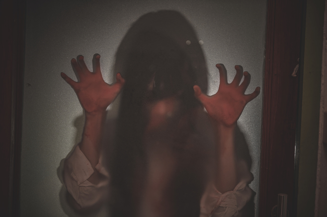 人妻分享，恶婆婆去世2年狂被骚扰，引起网友讨论。（图／shutterstock）