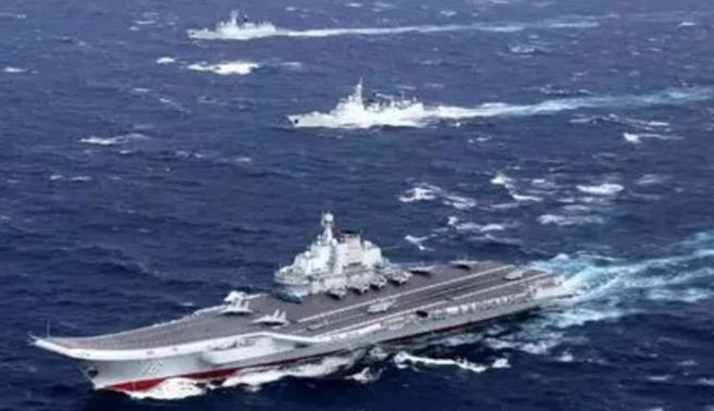 「辽寧」舰航母编队训练的资料照。（环球时报）