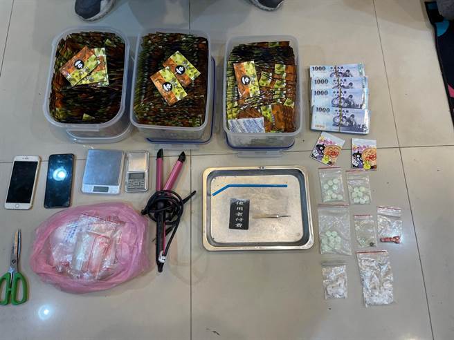 新北刑大干员逮捕涉嫌分装毒咖啡包杨姓嫌犯，查扣千余包毒咖啡。（警方提供）★《中时新闻网》关心您：保护自己、远离毒品！