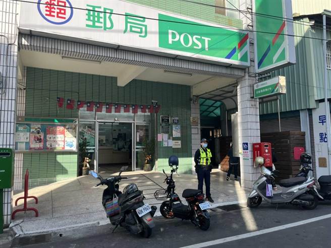 农历年关到来，东势警加强金融机构守望防止诈骗。(警方提供)