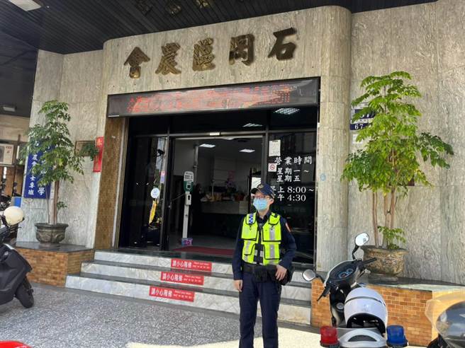 农历年关到来，东势警加强金融机构守望防止诈骗。(警方提供)