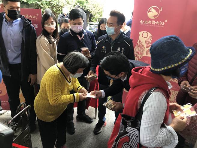 台北市長蔣萬安17日到榮濱商圈年貨大街發放發財金。（張芷瑜攝）