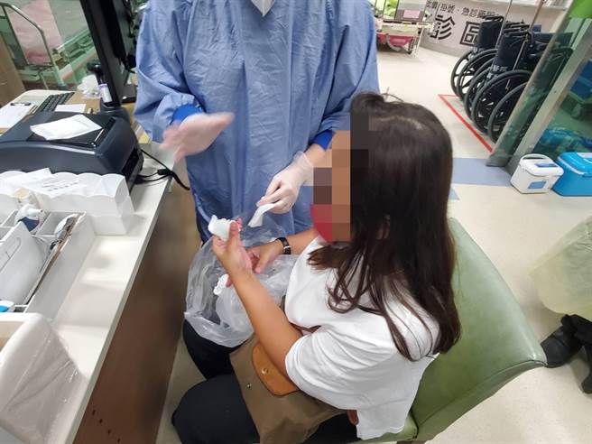 高雄三鳳中街工作的婦女因補貨時，不慎剪斷手指向警方求助送醫，警方立即鳴笛開道，所幸及時送醫急救後，手指功能能恢復7、8成。（翻攝照片／崔正綱高雄傳真）