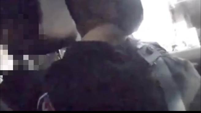 婦女求助警方開道至大同醫院。（翻攝照片／崔正綱高雄傳真）