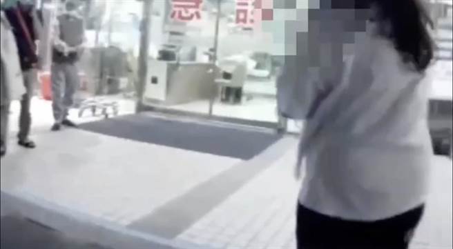 婦女求助警方開道至大同醫院。（翻攝照片／崔正綱高雄傳真）