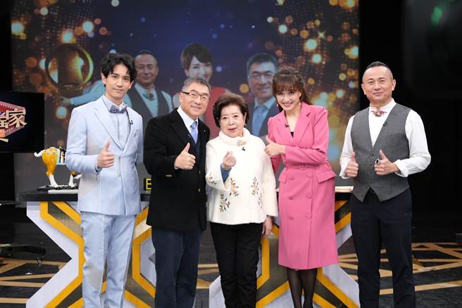 陳淑芳（中）帶著自己的私藏到節目中鑑價。（JET提供）