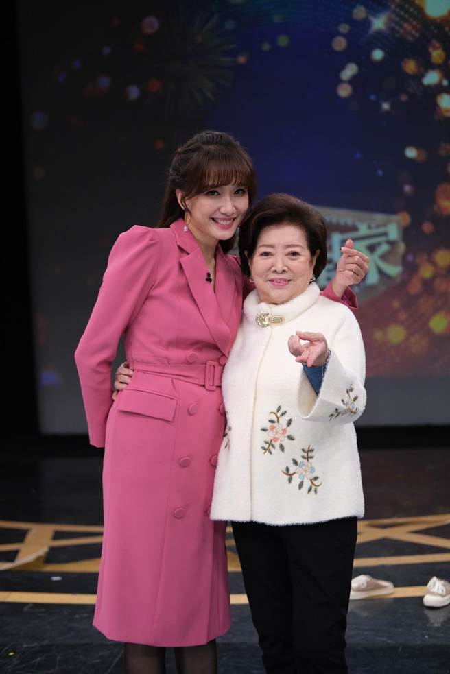 丁靜怡（左）和陳淑芳一同飾演流鶯飆戲。（JET提供）