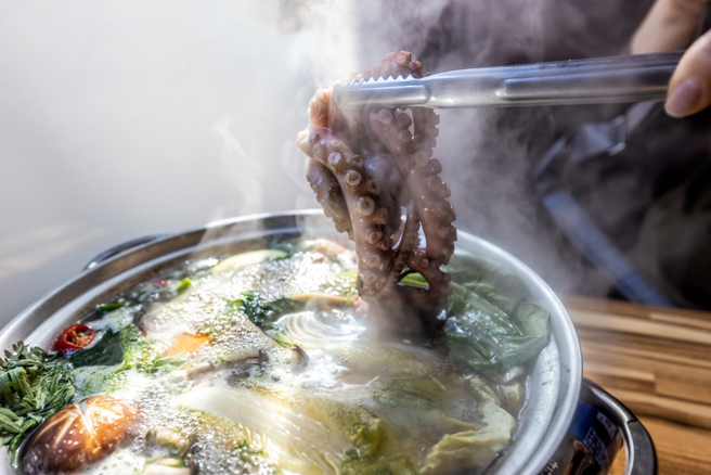 火鍋店驚見特殊食材，專家急喊別碰。（圖／shutterstock）