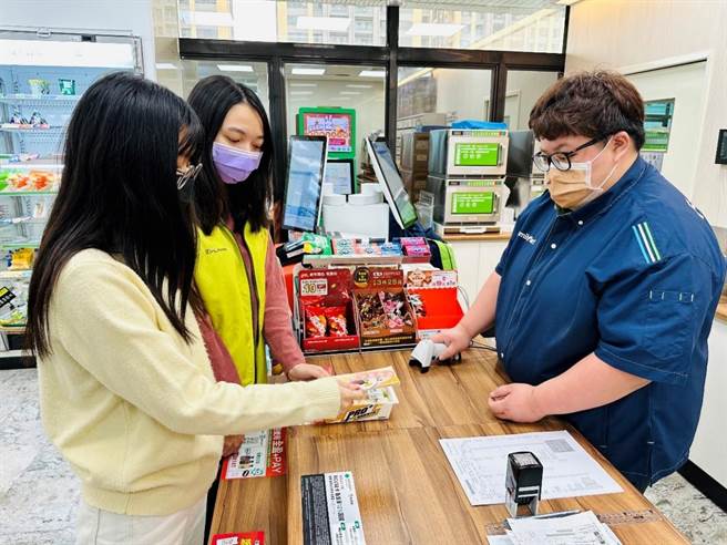 高雄市政府社会局即日起开始发送儿少餐食券，预计有1000名弱势儿少受惠。（社会局提供／林瑞益高雄传真）