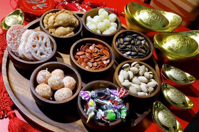 农历春节将至，许多人会准备年节零食与亲友一同享用。(示意图/ Shutterstock )
