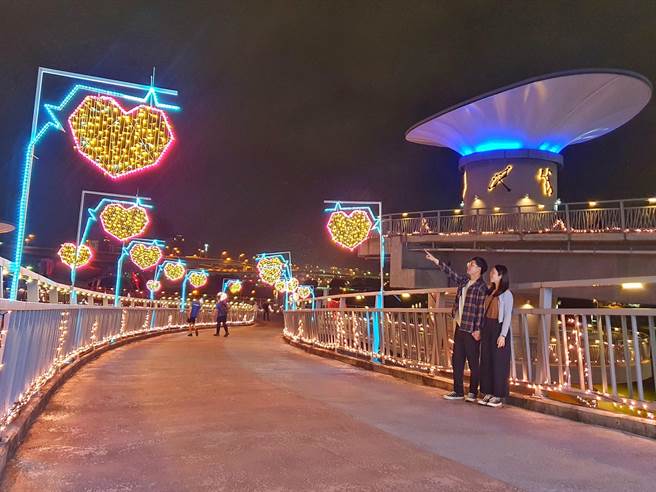 邂逅夜间浪漫 新北3处水岸情人节光雕同步开展。（新北市高滩处提供）