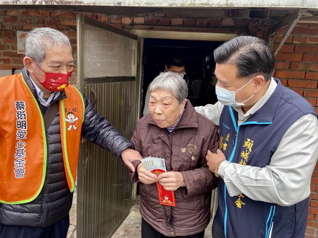 81歲的李黃梅（中）身體每況愈下，今看到大夥兒關心、幫助她，數度紅了眼眶說，「謝謝你們」。（吳佩蓉攝）