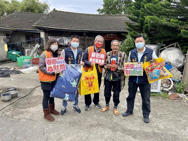 蔡衍明愛心基金會今（17日）與宜蘭縣頭城鎮代表會主席楊碧村（右1）、代表紀蒼華（左2）送愛到頭城邊緣戶林健煌（右2）家中。（吳佩蓉攝）