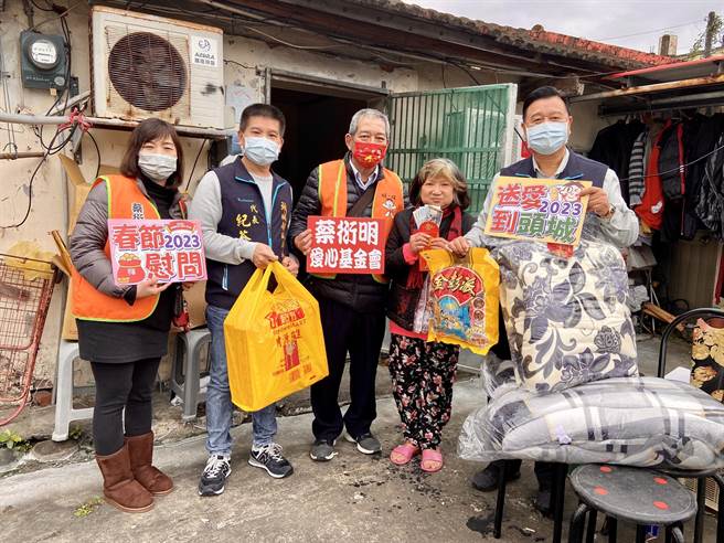 蔡衍明愛心基金會今（17日）與宜蘭縣頭城鎮代表會主席楊碧村（右1）、代表紀蒼華（左2）送愛到頭城邊緣戶林秋香（右2）家中。（吳佩蓉攝）