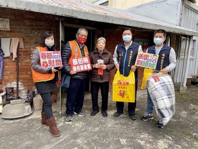 81歲的李黃梅（中）身體每況愈下，今看到大夥兒關心、幫助她，數度紅了眼眶說，「謝謝你們」。（吳佩蓉攝）