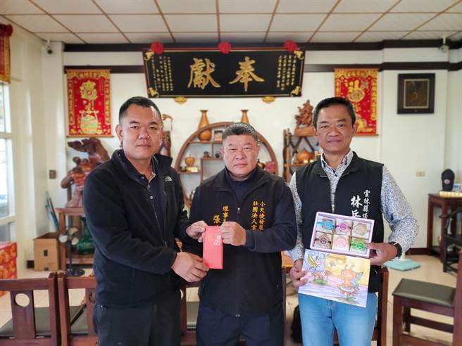 斗六市民张宏铭（左）播撒6分地萝卜种子做爱心，云林特种搜救协会长、县议员林岳璋（右）协助号召民眾採收随喜乐捐，4万多元乐捐款17日捐给小天使发展协会，理事长张为忠（中）代收。（周丽兰摄）