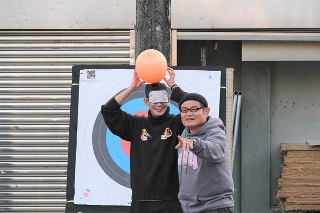 威廉（左）矇眼接受岳父的射箭。（東森超視提供）