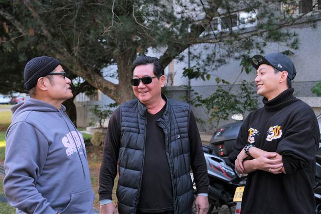 許效舜（左起）跟威廉岳父一見如故，右為威廉。（東森超視提供）