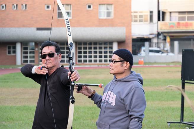 威廉岳父（左）曾任射箭教練，右為許效舜。（東森超視提供）