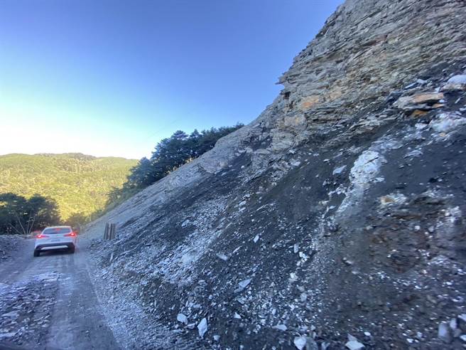 台8线中横公路117.4k关原灾害段20日至29日期间，每日上午7时至傍晚5时採单向管制轮流放行，30日起恢復原4时段管制放行。（罗亦晽摄）