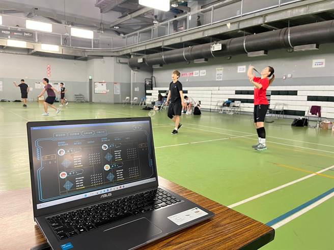 可即時呈現羽球揮拍數據。(黃敬文翻攝)