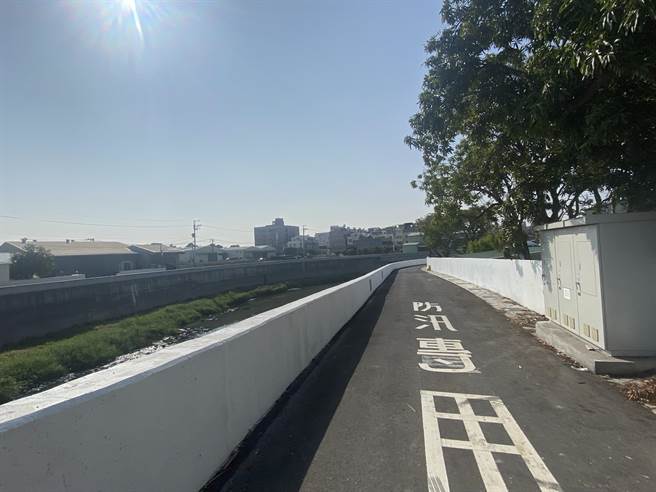 三爺溪沿線已全部完成整治，接下來將營造親水環境，今年將優先於防汛道路裝設景觀燈。（曹婷婷攝）