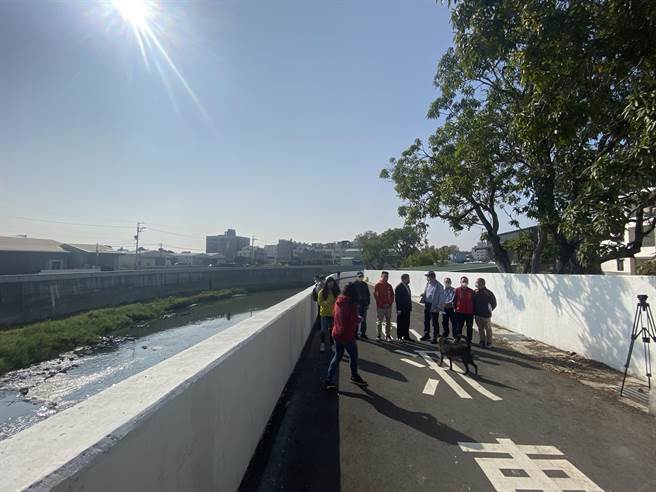 三爺溪沿線已全部完成整治，接下來將營造親水環境，今年將優先於防汛道路裝設景觀燈。（曹婷婷攝）