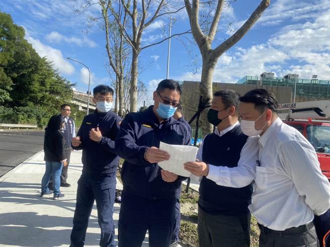 长庚转运站、寿山巖观音寺年节涌人潮，警加强疏导。(警方提供／蔡依珍桃园传真)