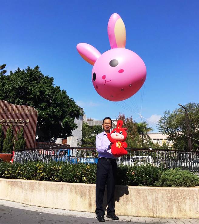 台中市繁荣葫芦墩促进会及市议员陈清龙共同出资制作的粉红色「悠兔」气球，今天在丰原国小旁水岸花都河岸公园升空。(陈清龙服务处提供)