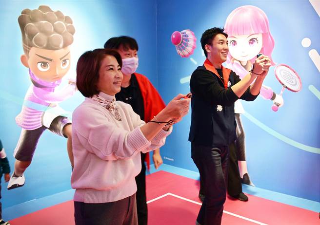 屏菸1936文化基地10号仓库内打造经典游戏场景，屏东县长周春米（左）抢先体验，玩得投入。（林和生摄）