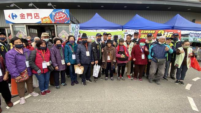 台电举办「塔山发电厂银髮关怀-採购年货活动」，陪伴关怀长者至卖场採买年货。(于家麒摄)