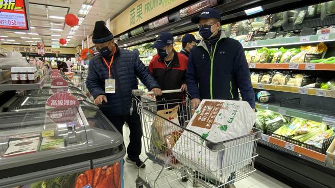 长者在台电志工1对1的陪伴下选购年节必需品，全程细心照顾超有爱。(于家麒摄)