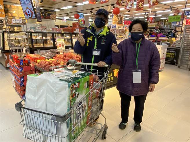 台电志工全程贴心的服务，让长者们开心比爱心：有台电真好！(于家麒摄)