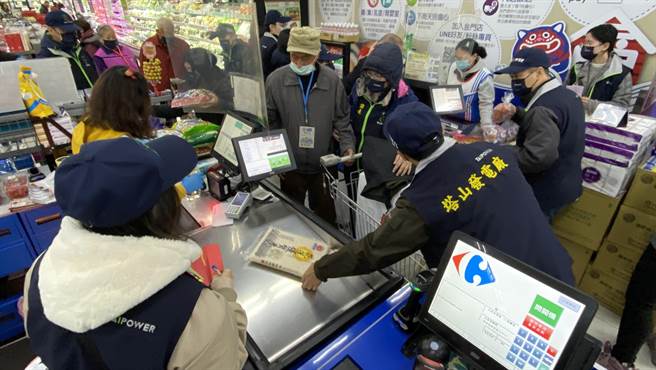 结帐区也有专人服务，每人有3000元额度，付钱装袋免烦恼。(于家麒摄)