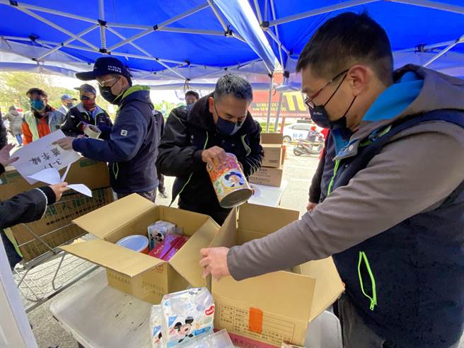 结完帐台电也安排专人打包，贴上每位长者的姓名地址不混乱。(于家麒摄)