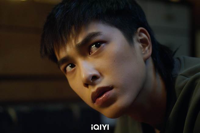 曾敬骅初尝试「狼尾头」造型。（爱奇艺国际站提供）