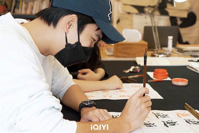 曾敬骅为角色超能力苦练书法2个月出师。（爱奇艺国际站提供）