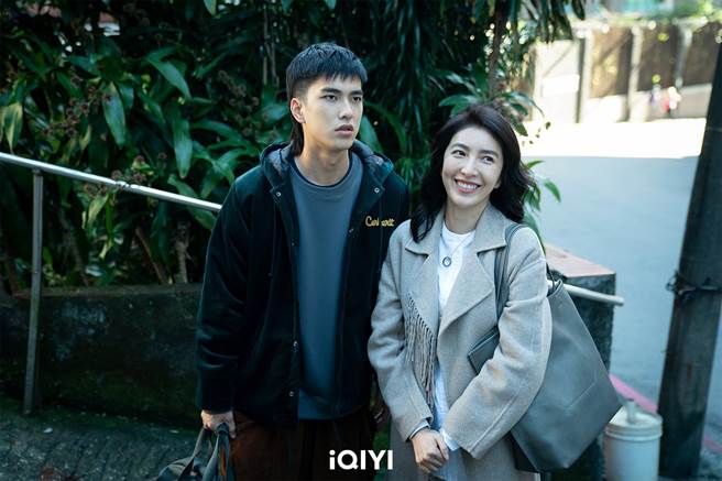 曾敬骅在片场时常逗乐杨谨华。（爱奇艺国际站提供）