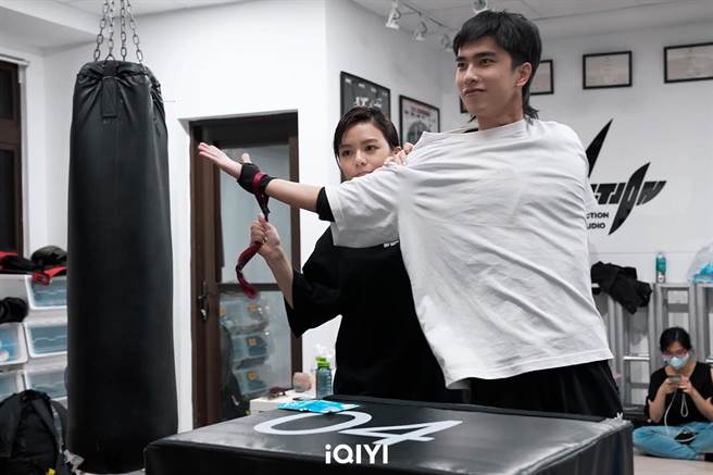 宋芸桦认证曾敬骅是本色出演怪小孩。（爱奇艺国际站提供）