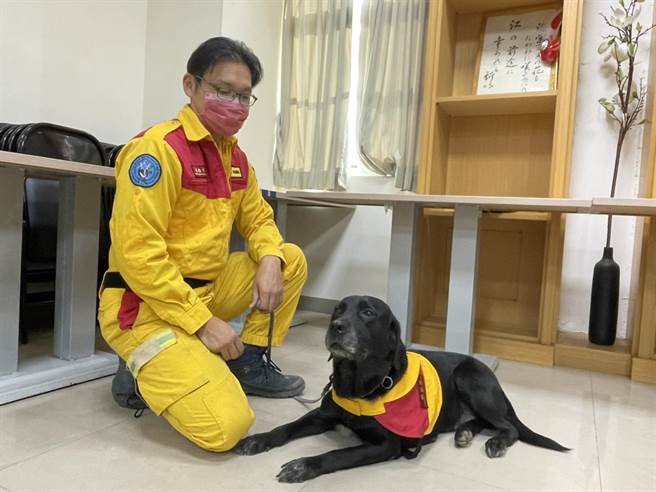 搜救犬「巧克力」與領犬員李信宏。（洪靖宜攝）