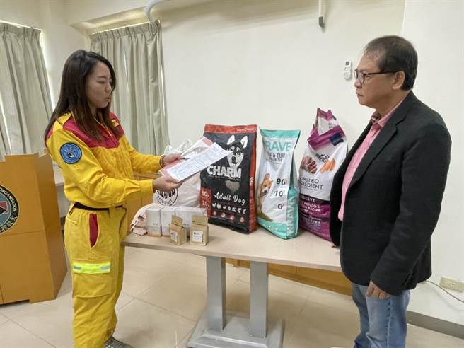 領犬員特別準備巧克力習慣使用的玩具、棉被、飼料讓巧克力當「嫁妝」。（洪靖宜攝）