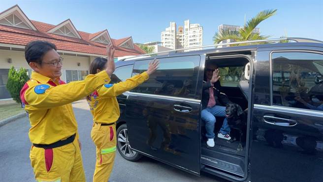 陪著牠的領犬員李信宏、鄭莛芸歡送巧克力到新主人家。（洪靖宜攝）