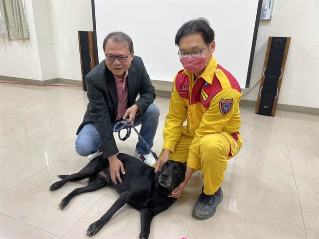 認養人柯建昌說自己從事相關行業，一定會好好照料巧克力。（洪靖宜攝）