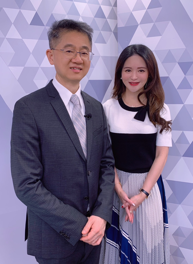 台湾运彩总经理林博泰(左)上时来运转节目，与主持人尉迟佩玉(右)谈运彩眉角。(林胜发摄)