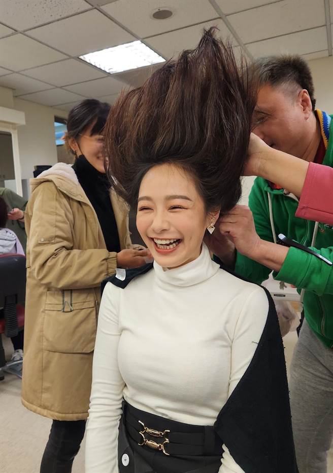 茵芙看著自己的現飛天掃把頭。（台視提供）