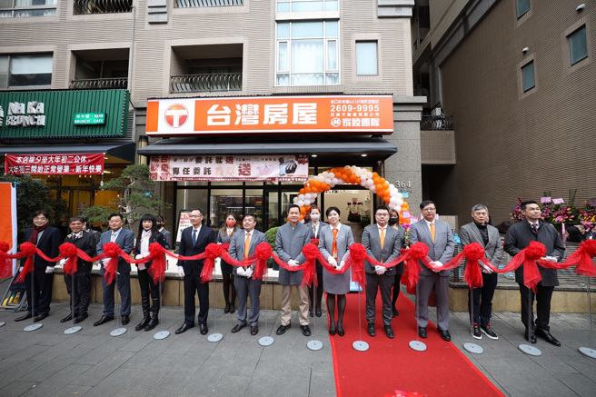 台湾房屋林口未来城outlet加盟店开幕，集团总裁彭培业亲临现场剪彩(右6)。(图/ 台湾房屋提供)