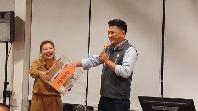 获得苏澳镇长李明哲（右）、苏澳镇民代表会欧进义、副主席王明辉等长官打赏。（苏澳镇公所提供／吴佩蓉宜兰传真）